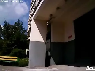 Молодий хлопець йде на чорні сходи до під'їзду і дрочи&tc